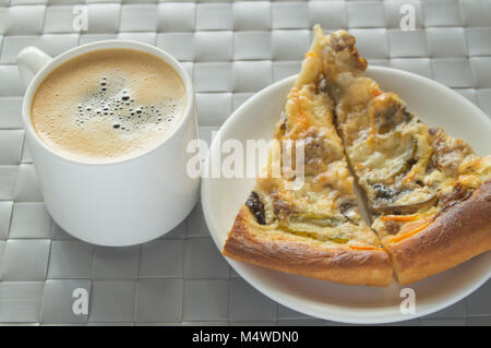 Délicieux petit-déjeuner, déjeuner - Tasse de café et une pizza aux champignons Banque D'Images