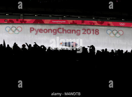 Lizzy Yarnold de Grande-Bretagne dans le Skeleton féminin Heat 3 au centre de glissement Alpensia au centre de glissement Alpensia pendant le huitième jour des Jeux Olympiques d'hiver de PyeongChang 2018 en Corée du Sud. APPUYEZ SUR ASSOCIATION photo. Date de la photo: Samedi 17 février 2018. Voir l'histoire de l'AP OLYMPICS Skeleton. Le crédit photo devrait se lire comme suit : David Davies/PA Wire. Banque D'Images