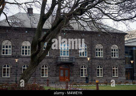 Parc Austurvöllur avec Alþingishúsið, le Parlement islandais, maison à Reykjavik, Islande Banque D'Images