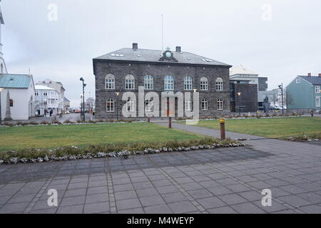 Parc Austurvöllur avec Alþingishúsið, le Parlement islandais, maison à Reykjavik, Islande Banque D'Images