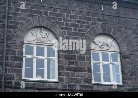 Statues de secours dans les linteaux au-dessus des fenêtres de l'Alþingishúsið, le Parlement islandais, maison à Reykjavik, Islande Banque D'Images