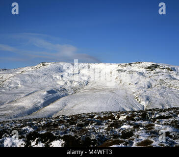 La neige a couvert Kinder Scout bord ouest sur une claire journée d'hiver Parc national de Peak District près de Hayfield Derbyshire en Angleterre Banque D'Images