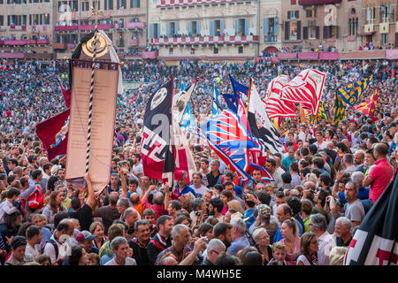 L'équipe gagnante de la Palio di Siena est attribué une bannière de soie peinte, Palio, qu'ils transportent à travers les rues, Sienne, Italie Banque D'Images