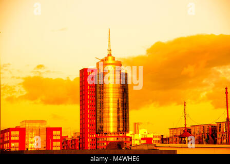 Jaune horizontal image de gratte-ciel en verre moderne hafen city Hamburg Allemagne Banque D'Images