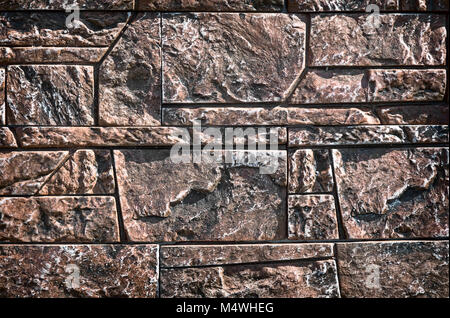 Un fragment des murs de la chambre sont recouverts de carreaux de céramique qui imitent la pierre naturelle. Banque D'Images