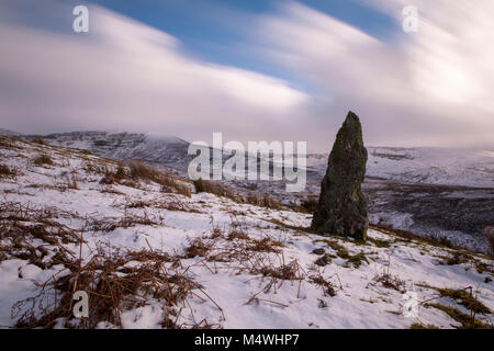 Le comité permanent en hiver en pierre selon l'Irlande montagnes Comeragh, neige dans le comté de Waterford Banque D'Images