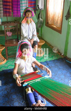 Lahwi Ywama : Kayan (Padaung) long cou Femme tissant, weaver loom, lac Inle, l'État de Shan, Myanmar (Birmanie)