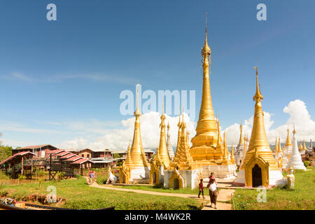 Ywama : pagodes, stupas, lac Inle, l'État de Shan, Myanmar (Birmanie) Banque D'Images