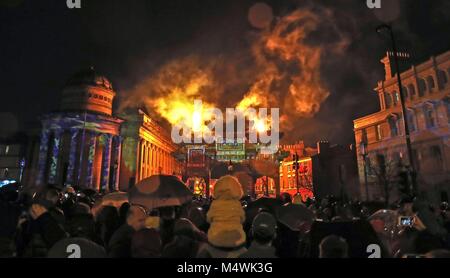 Liverpool's Chinese Arch, la plus grande à l'extérieur de la Chine, tient son assemblée les célébrations du Nouvel An chinois, l'année du chien. Banque D'Images