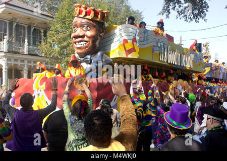 Mardi Gras flotteur dans la parade parade costumée zoulou avec les festivaliers. Banque D'Images