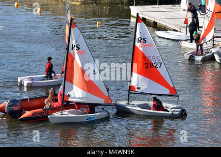 Les enfants ou les enfants d'apprendre à vendre à petit dériveur rs terra à côté d'un ponton à Lymington club de voile sur le Solent dans la new forest. Les enfants en bateau Banque D'Images