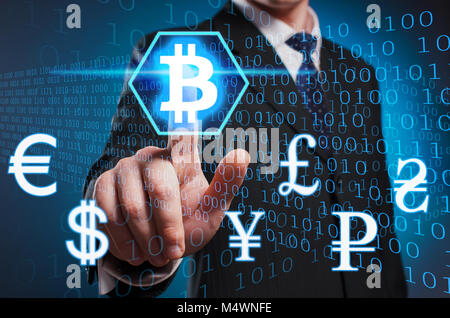 Bitcoin. Un homme en costume et cravate clique sur l'index sur l'écran virtuel. Crypto change devise. L'affichage multimédia virtuel. Banque D'Images