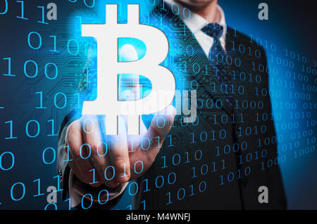 Bitcoin. Un homme en costume et cravate clique sur l'index sur l'écran virtuel. Crypto change devise. L'affichage multimédia virtuel. Banque D'Images