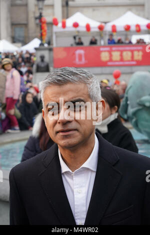 Le maire de Londres Sadiq Khan d'être interrogées au cours des célébrations du Nouvel An Chinois (l'année du chien) à Trafalgar Square à Londres. Date de la photo : Dimanche 18 Février, 2018. Photo : Roger Garfield/Alamy Crédit : Roger Garfield/Alamy Live News Banque D'Images