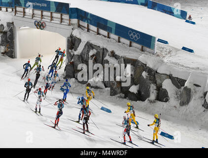 Pyeongchang, Corée du Sud. Feb 18, 2018. 18 février 2018, la Corée du Sud, Pyeongchang, Jeux Olympiques, le biathlon, le départ en masse, hommes, Alpensia Centre de biathlon : athlètes glisser dans un tunnel. Credit : Hendrik Schmidt/dpa-Zentralbild/dpa/Alamy Live News Banque D'Images