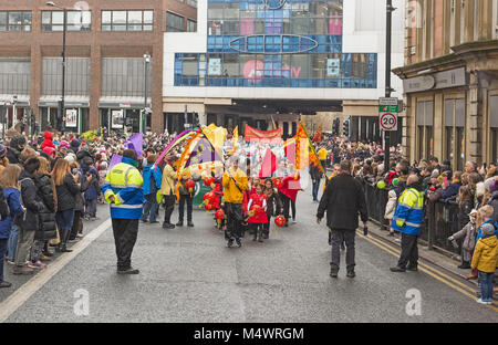 Newcastle sur Tyne, Royaume-Uni, le 18 février 2018. Les enfants à la tête d'une procession en l'année du chien commencer les célébrations. Joseph Gaul/Alamy Live News Banque D'Images