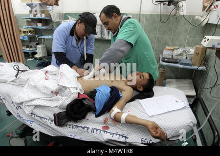 GAZA, TERRITOIRES PALESTINIENS - 07th Février, 2018. Un Palestinien blessé homme arrive à Abu Yousef al-Najjar hospital à Rafah, dans le sud de la bande de Gaza, le 17 février 2018. Deux Palestiniens ont été blessés à Rafah lors de raids militaires israéliens. Des avions israéliens ont frappé la bande de Gaza après quatre soldats ont été blessés lorsqu'un engin explosif improvisé a explosé le long de la frontière avec l'enclave palestinienne. © Abed Rahim Khatib / éveil / Alamy Live News Banque D'Images