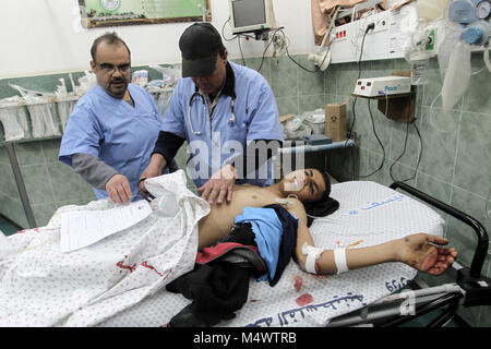 GAZA, TERRITOIRES PALESTINIENS - 07th Février, 2018. Un Palestinien blessé homme arrive à Abu Yousef al-Najjar hospital à Rafah, dans le sud de la bande de Gaza, le 17 février 2018. Deux Palestiniens ont été blessés à Rafah lors de raids militaires israéliens. Des avions israéliens ont frappé la bande de Gaza après quatre soldats ont été blessés lorsqu'un engin explosif improvisé a explosé le long de la frontière avec l'enclave palestinienne. © Abed Rahim Khatib / éveil / Alamy Live News Banque D'Images