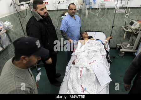 GAZA, TERRITOIRES PALESTINIENS - 07th Février, 2018. Un Palestinien blessé homme arrive à Abu Yousef al-Najjar hospital à Rafah, dans le sud de la bande de Gaza, le 17 février 2018. Deux Palestiniens ont été blessés à Rafah lors de raids militaires israéliens. Des avions israéliens ont frappé la bande de Gaza après quatre soldats ont été blessés lorsqu'un engin explosif improvisé a explosé le long de la frontière avec l'enclave palestinienne. © Abed Rahim Khatib / éveil / Alamy Live News Banque D'Images