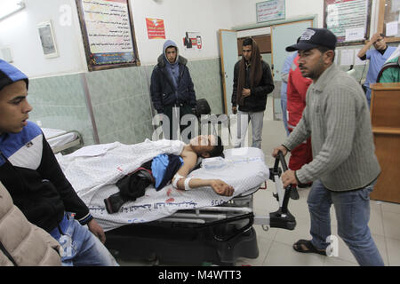 GAZA, TERRITOIRES PALESTINIENS - 07th Février, 2018. Un Palestinien blessé homme arrive à Abu Yousef al-Najjar hospital à Rafah, dans le sud de la bande de Gaza, le 17 février 2018. Deux Palestiniens ont été blessés à Rafah lors de raids militaires israéliens. Des avions israéliens ont frappé la bande de Gaza après quatre soldats ont été blessés lorsqu'un engin explosif improvisé a explosé le long de la frontière avec l'enclave palestinienne. © Abed Rahim Khatib / éveil / Alamy Live News Banque D'Images