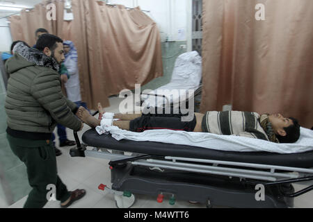 GAZA, TERRITOIRES PALESTINIENS - 07th Février, 2018. Un Palestinien blessé homme arrive à Abu Yousef al-Najjar hospital à Rafah, dans le sud de la bande de Gaza, le 17 février 2018. Deux Palestiniens ont été blessés à Rafah lors de raids militaires israéliens. Des avions israéliens ont frappé la bande de Gaza après quatre soldats ont été blessés lorsqu'un engin explosif improvisé a explosé le long de la frontière avec l'enclave palestinienne. © Abed Rahim Khatib / éveil / Alamy Live News Banque D'Images