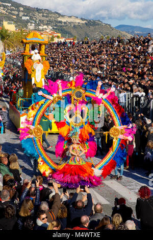 Menton, France. Feb 18, 2018. Menton, France - 18 Février 2018 : 85e Fête du Citron/85e Fête du Citron à Menton : Bollywood/défilé de carnaval | Conditions de crédit dans le monde entier : dpa/Alamy Live News Banque D'Images