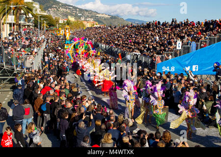 Menton, France. Feb 18, 2018. Menton, France - 18 Février 2018 : 85e Fête du Citron/85e Fête du Citron à Menton : Bollywood/défilé de carnaval | Conditions de crédit dans le monde entier : dpa/Alamy Live News Banque D'Images