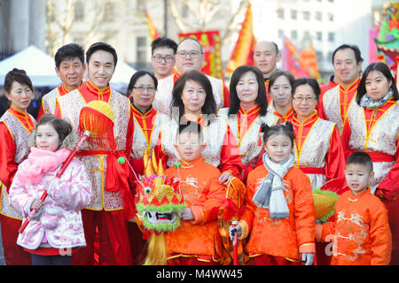 Les participants à la cérémonie annuelle de la danse du dragon, peu avant le défilé du Nouvel An Chinois, près de Chinatown, Londres, Angleterre, Royaume-Uni. Foules longeaient la rue pour regarder les Célébrations et fêtes qui sont le plus grand en dehors de l'Asie et le plus grand rassemblement de Dragon chinois et Lion, 50 équipes au total, d'effectuer le plus grand festival de danse dans un défilé public en Europe. Cette année marque l'arrivée de l'année du chien, l'onzième animal dans le zodiaque chinois. Les chiens sont particulièrement heureuse qu'ils symbolisent l'entrée de fortune, et ceux qui sont nés dans l'année de la Banque D'Images