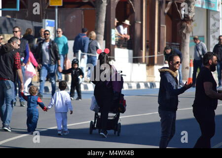 Paphos, Chypre. Feb 18, 2018. Carnaval 2018 Paphos est un traditionnel, carnaval de rue annuelle - Dimanche 18 février. C'était à l'origine prévue le samedi, mais la forte pluie reporté d'un jour, et elle a été déplacée à la 18e sur les ordres du maire. La plupart des flotteurs ont été comblés par des entreprises et organisations locales. Banque D'Images