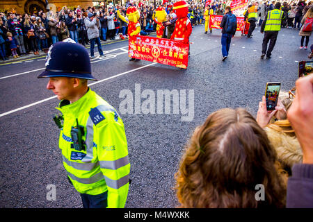 Londres, Royaume-Uni. 18 février 2018. La communauté chinoise et les visiteurs de partout dans le monde célèbrent le Nouvel An chinois dans le quartier chinois de Londres. Cette année est l'année du chien. Dragons et danseurs a diverti la foule immense comme la procession fait son chemin à travers les rues. Credit : Newspics UK London Banque D'Images