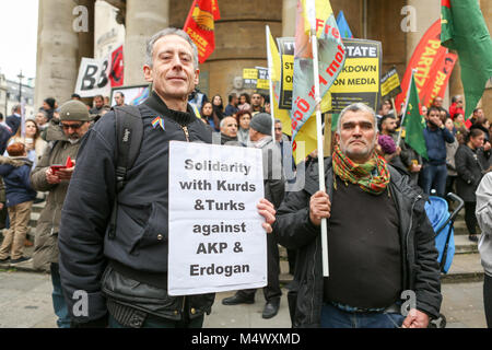 Londres, Royaume-Uni. Feb 18, 2018. La communauté kurde et leurs partisans organiser une manifestation en solidarité avec le peuple d'Afrin qui restent piégés dans la Syrie du Nord ville Afrin. Penelope Barritt/Alamy Live News Banque D'Images