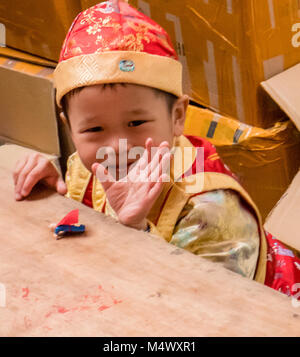 Célébration du Nouvel An chinois dans Chinatown, Londres, les foules affluent vers Chinatown pour la célébration, dit être le plus grand à l'extérieur de la Chine,un petit garçon en tenue traditionnelle permet à ses parents de crédit de décrochage : Ian Davidson/Alamy Live News Banque D'Images