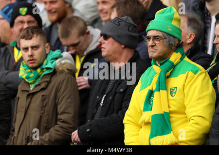 Norwich, Royaume-Uni. Feb 18, 2018. Norwich City fans watch sur - Norwich City v Ipswich Town, Sky Bet Championship, Carrow Road, Norwich - 18 février 2018. Crédit : Richard Calver/Alamy Live News Banque D'Images