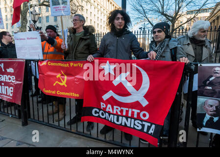 Février 17, 2018 - Londres, Royaume-Uni. 17 février 2018. Les militants à Downing St condamner l'exécution de 350 millions d'entre nous des armes à Kiev en vue d'une guerre contre l'auto-déclaré Donbass républiques de Donetsk et Lougansk qui, dit-il, sont ''administrations occupation'' de la Fédération de Russie. Le gouvernement ukrainien à Kiev a refusé de mettre en œuvre l'accord de Minsk II 2015 négocié par l'Allemagne, la Russie, l'Ukraine et la France avec le Donbass soviétiques reconnus comme participants. Ils disent que la 2014 est venue une semaine coup de Maidan après une visite à Kiev par le patron de la CIA John Brennan et a été U Banque D'Images