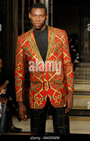 Sur la passerelle du modèle au cours de l'Université Limkokwing au Fashion fashion show AW Scout18 à Freemasons Hall, Covent Garden, Londres, Royaume-Uni. La mode du Scoutisme a lieu pendant la Semaine de la mode de Londres. Avec une base au Chancery Lane, Londres, Limkokwing est une salle de l'université de Malaisie qui opère dans 14 pays à travers le monde et enseigne aux étudiants en technologie créative. C'est la première université à ouvrir son propre label de mode, Limkokwing Fashion Club, avec des conceptions créées par des étudiants sur le campus. 18 février 2018. Crédit : Antony l'ortie/Alamy Live News Banque D'Images