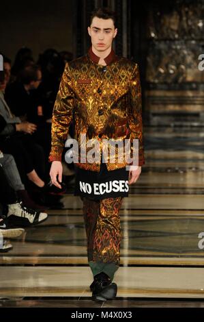 Sur la passerelle du modèle au cours de l'Université Limkokwing au Fashion fashion show AW Scout18 à Freemasons Hall, Covent Garden, Londres, Royaume-Uni. La mode du Scoutisme a lieu pendant la Semaine de la mode de Londres. Avec une base au Chancery Lane, Londres, Limkokwing est une salle de l'université de Malaisie qui opère dans 14 pays à travers le monde et enseigne aux étudiants en technologie créative. C'est la première université à ouvrir son propre label de mode, Limkokwing Fashion Club, avec des conceptions créées par des étudiants sur le campus. 18 février 2018. Crédit : Antony l'ortie/Alamy Live News Banque D'Images