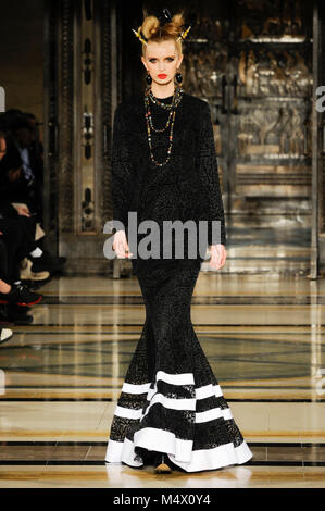 Sur la passerelle du modèle au cours de l'Université Limkokwing au Fashion fashion show AW Scout18 à Freemasons Hall, Covent Garden, Londres, Royaume-Uni. La mode du Scoutisme a lieu pendant la Semaine de la mode de Londres. Avec une base au Chancery Lane, Londres, Limkokwing est une salle de l'université de Malaisie qui opère dans 14 pays à travers le monde et enseigne aux étudiants en technologie créative. C'est la première université à ouvrir son propre label de mode, Limkokwing Fashion Club, avec des conceptions créées par des étudiants sur le campus. 18 février 2018. Crédit : Antony l'ortie/Alamy Live News Banque D'Images