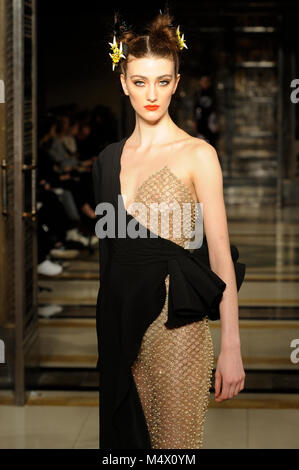 Sur la passerelle du modèle au cours de l'Université Limkokwing au Fashion fashion show AW Scout18 à Freemasons Hall, Covent Garden, Londres, Royaume-Uni. La mode du Scoutisme a lieu pendant la Semaine de la mode de Londres. Avec une base au Chancery Lane, Londres, Limkokwing est une salle de l'université de Malaisie qui opère dans 14 pays à travers le monde et enseigne aux étudiants en technologie créative. C'est la première université à ouvrir son propre label de mode, Limkokwing Fashion Club, avec des conceptions créées par des étudiants sur le campus. 18 février 2018. Crédit : Antony l'ortie/Alamy Live News Banque D'Images