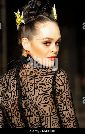 Sur la passerelle du modèle au cours de l'Université Limkokwing au Fashion fashion show AW Scout18 à Freemasons Hall, Covent Garden, Londres, Royaume-Uni. La mode du Scoutisme a lieu pendant la Semaine de la mode de Londres. Avec une base au Chancery Lane, Londres, Limkokwing est une salle de l'université de Malaisie qui opère dans 14 pays à travers le monde et enseigne aux étudiants en technologie créative. C'est la première université à ouvrir son propre label de mode, Limkokwing Fashion Club, avec des conceptions créées par des étudiants sur le campus. 18 février 2018. Crédit : Antony l'ortie/Alamy Live News Banque D'Images