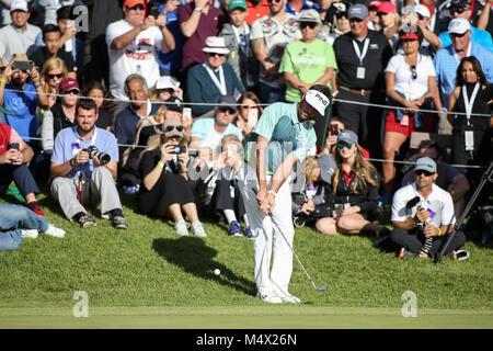 Los Angeles, CA, USA. Feb 18, 2018. Bubba Watson sur le 18ème green chipping au cours de tour final de la Genèse Ouvrir au Riviera Country Club de Los Angeles, CA le 18 février 2018. Jevone Moore : csm Crédit/Alamy Live News Banque D'Images
