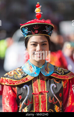 Vancouver, Canada. 18 février 2018. Costume traditionnel chinois. Défilé du Nouvel An lunaire chinois de Chinatown. Credit : GerryRousseau/Alamy Live News Banque D'Images