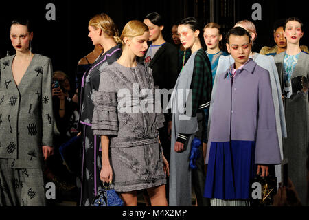 Le Starsica au Fashion fashion show AW Scout18 à Freemasons Hall, Covent Garden, Londres, Royaume-Uni. La mode du Scoutisme a lieu pendant la Semaine de la mode de Londres. Designer coréen Lee Suengik Ike, ancien élève d'une sculpture à l'Université nationale de Séoul, a étudié la mode à l'Université de Kingston. Il a obtenu son diplôme en 2016 et a ensuite de lancer son label Starsica peu après et créé sa première collection à la mode du Scoutisme durant la dernière semaine de la mode de Londres en 2017. 18 février 2018. Crédit : Antony l'ortie/Alamy Live News Banque D'Images