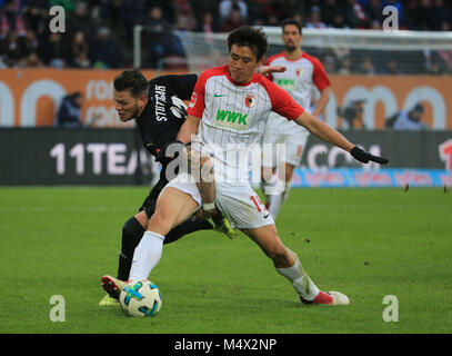 Augsburg, Allemagne. Feb 18, 2018. L'Augsbourg Koo Ja-cheol (avant) le dispute à Stuttgart, Daniel Ginczek lors d'un match de Bundesliga allemande entre FC Augsburg et le VfB Stuttgart, à Augsburg, Allemagne, le 18 février, 2018. Augsburg a perdu 0-1. Crédit : Philippe Ruiz/Xinhua/Alamy Live News Banque D'Images