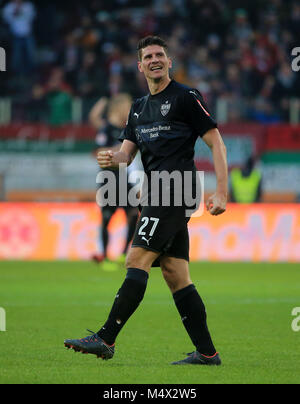 Augsburg, Allemagne. Feb 18, 2018. Stuttgart Mario Gomez célèbre la victoire après un match de Bundesliga allemande entre FC Augsburg et le VfB Stuttgart, à Augsburg, Allemagne, le 18 février, 2018. Stuttgart a gagné 1-0. Crédit : Philippe Ruiz/Xinhua/Alamy Live News Banque D'Images