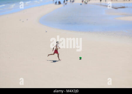 Adélaïde, Australie. Feb 19, 2018. Les marcheurs (à l'aide de focus sélectif où les sujets sont connus sous le nom de miniature Tilt Shift) appréciant les températures en été sur la plage de Glenelg, un jour ensoleillé, à Adelaide (Australie) Banque D'Images