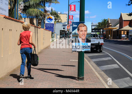 Adélaïde, Australie. 19 févr. 2018. Les affiches de la campagne qui représentent les candidats des divers partis politiques sont attachés à des poteaux pour l'élection d'état d'Australie du Sud qui va élire les membres à la 54e Parlement de l'Australie le 17 mars 2018. Credit : amer ghazzal/Alamy Live News Banque D'Images