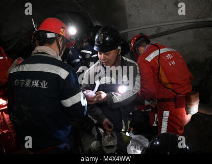 Lingwu, la Région autonome de Ningxia Hui. Feb 18, 2018. Les travailleurs de la mine de charbon de déjeuner dans Qingshuiying Lingwu Mine de charbon dans le nord-ouest de la Chine, région autonome du Ningxia Hui, le 18 février 2018. Une équipe spéciale a travaillé dans les 800 mètres de profondeur à la mine de charbon de garantir la sécurité de la production au cours du Festival du printemps. Credit : Wang Peng/Xinhua/Alamy Live News Banque D'Images