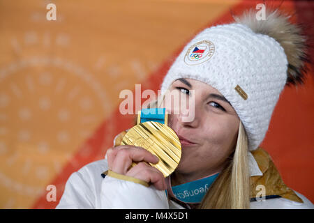 Ester Ledecka skieur tchèque pose avec sa médaille d'or dans laquelle elle a remporté le super-G de la femme dans le ski alpin aux Jeux Olympiques d'hiver de 2018 à Pyeongchang, Corée du Sud, le 17 février 2018. (Photo/CTK Michal Kamaryt) Banque D'Images