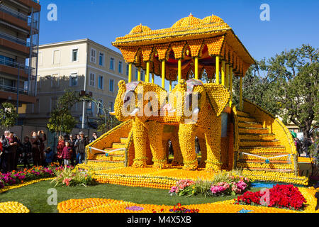 Menton, France. Feb 18, 2018. Art fait de citrons et oranges dans la célèbre Fête du Citron (Fete du citron à Menton, France). Le célèbre jardin de fruits reçoit 230 000 visiteurs par an. Credit : Giancarlo Liguori/Alamy Live News Banque D'Images