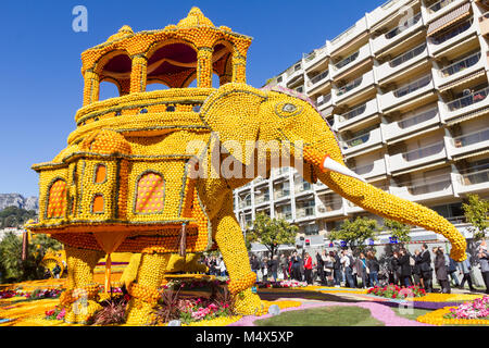 Menton, France. Feb 18, 2018. Art fait de citrons et oranges dans la célèbre Fête du Citron (Fete du citron à Menton, France). Le célèbre jardin de fruits reçoit 230 000 visiteurs par an. Credit : Giancarlo Liguori/Alamy Live News Banque D'Images